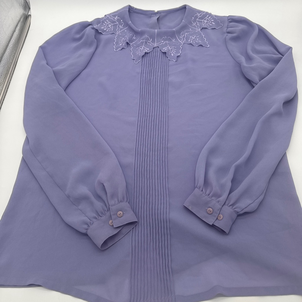 VINTAGE LA BLOUSE Purple Blouse with White Embroidery Collar (see measurements)